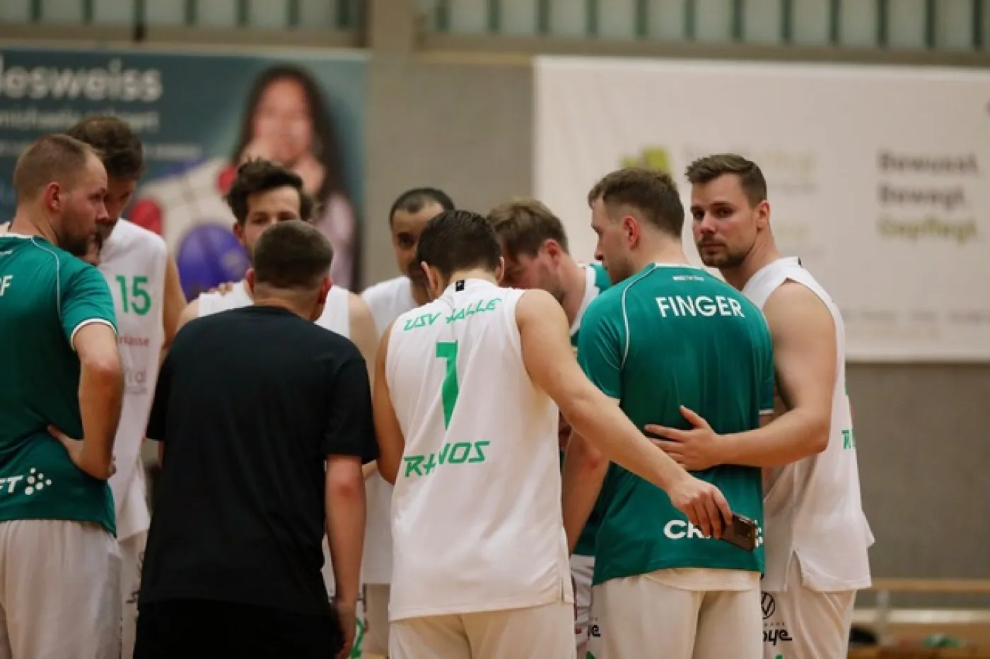 Spieler der Rhinos im Teamkreis