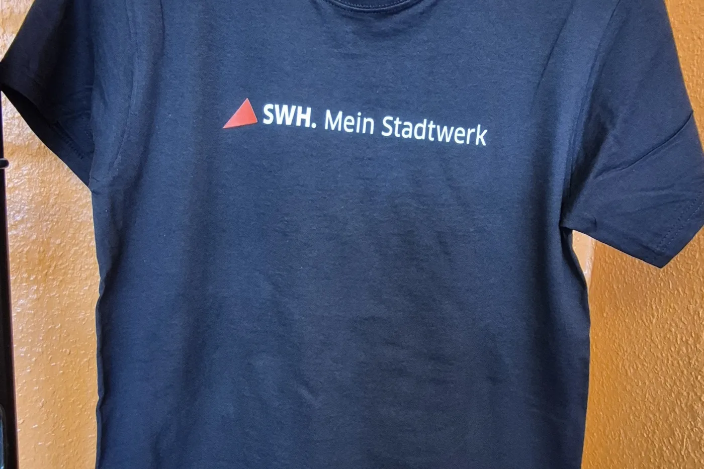 Schwarzes T-Shirt mit Aufdruck "SWH. Mein Stadtwerk."
