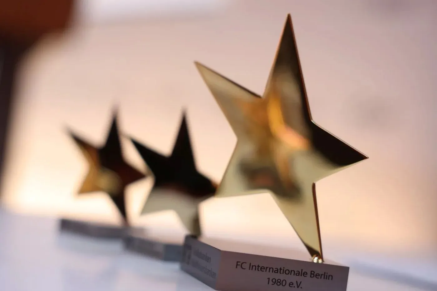 Drei goldene Sterne als Pokale der "Sterne des Sports"