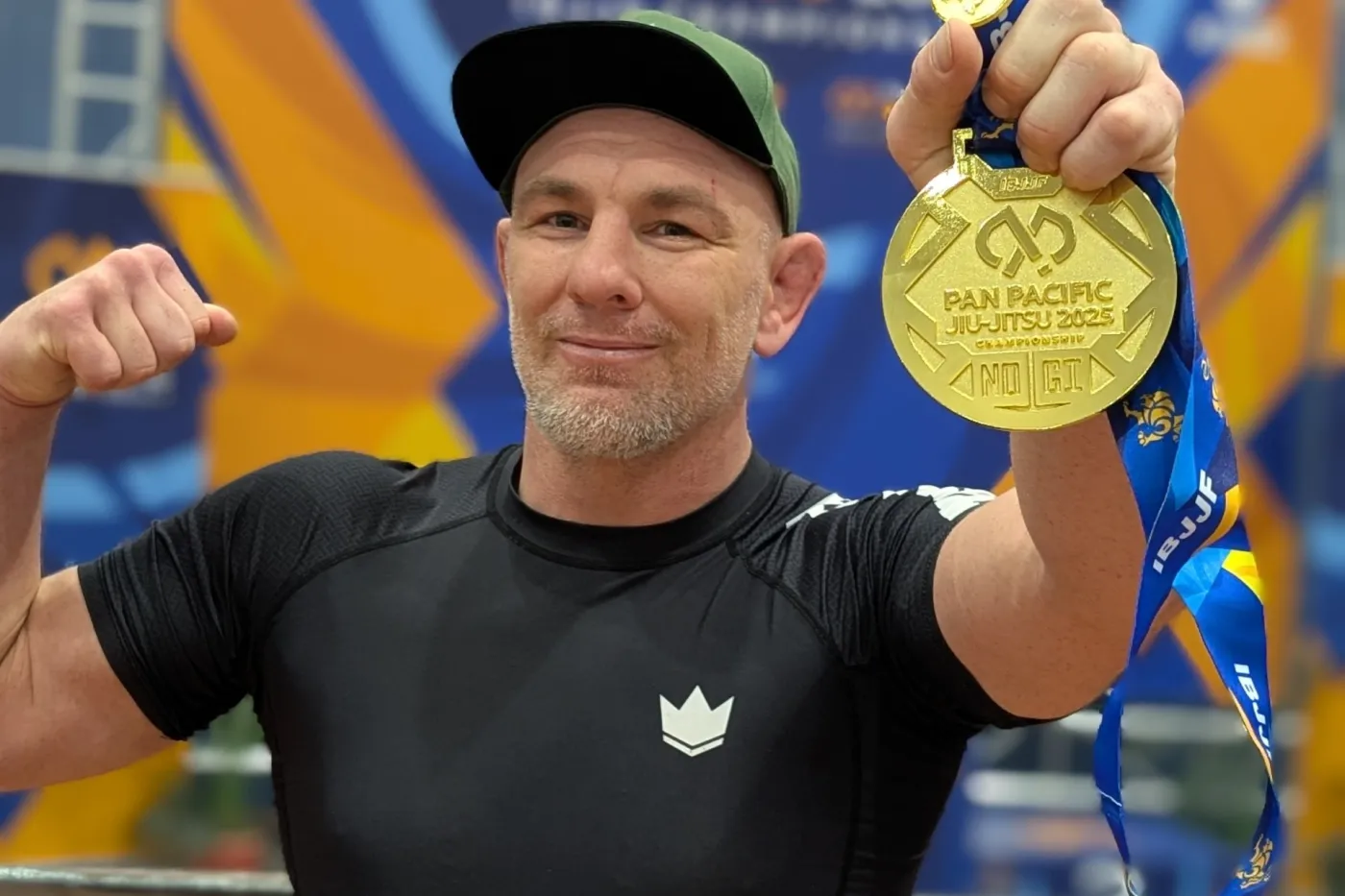 Sebastian Otto zeigt eine Goldmedaille