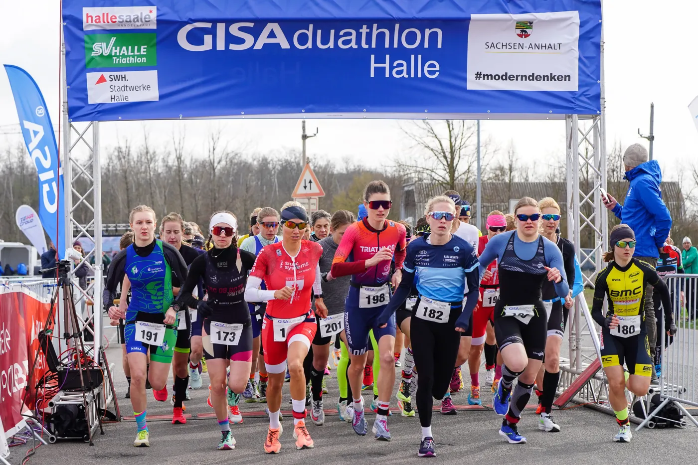 Mehrere L&auml;uferinnen starten unter dem Banner des GISAduathlon