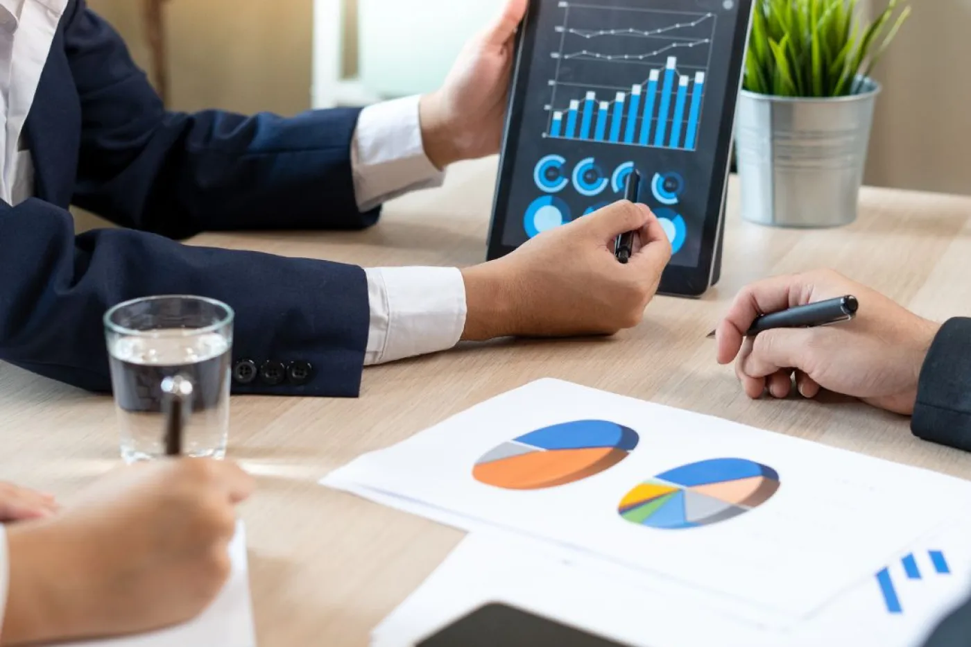 Jemand erkl&auml;rt Diagramme auf einem Tablet