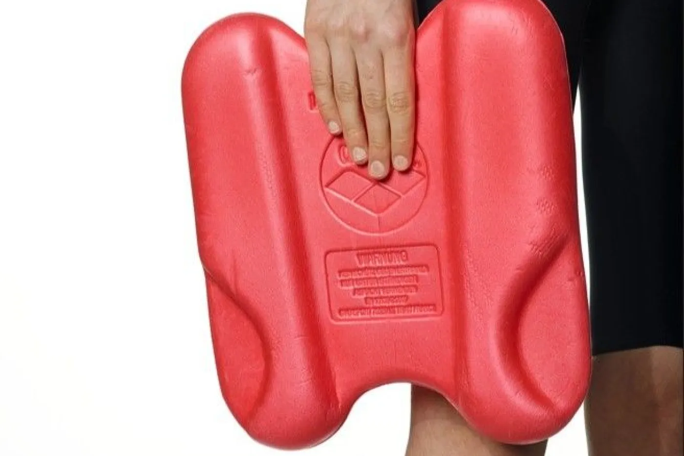 rotes Schwimmbrett wird von Hand gehalten