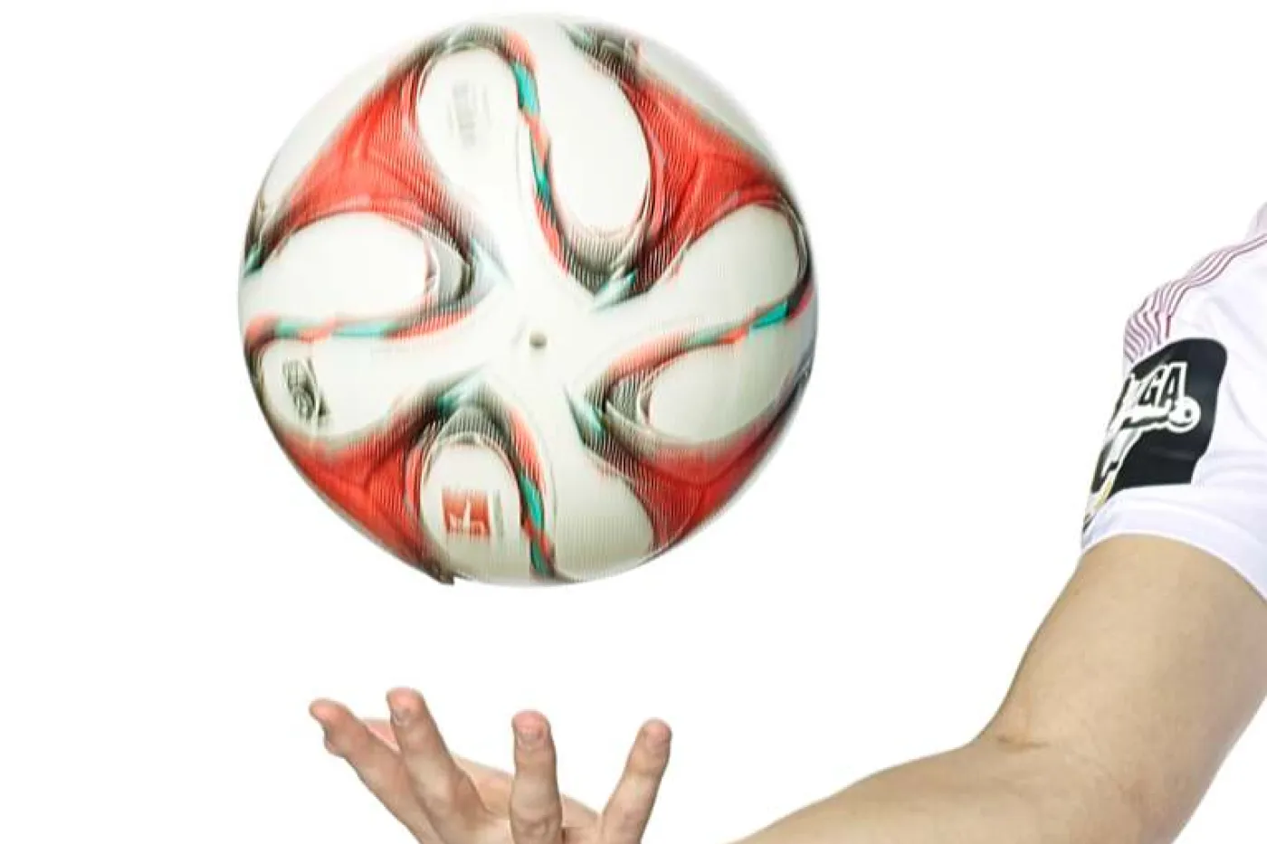 rot-wei&szlig;er Fu&szlig;ball wird von Hand in Luft geworfen