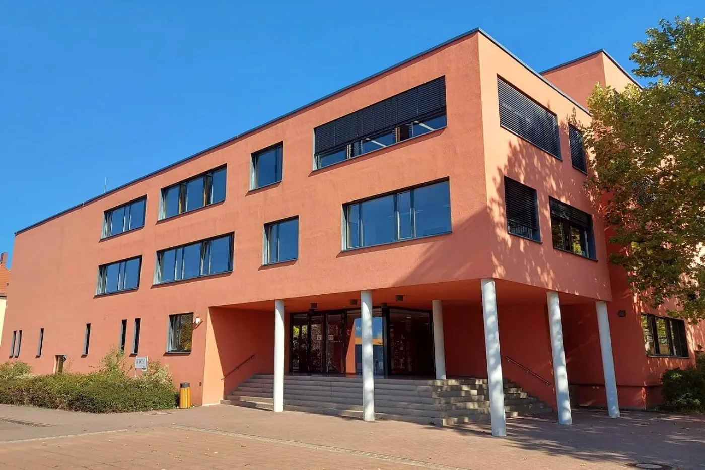 Modernes rotes Geb&auml;ude